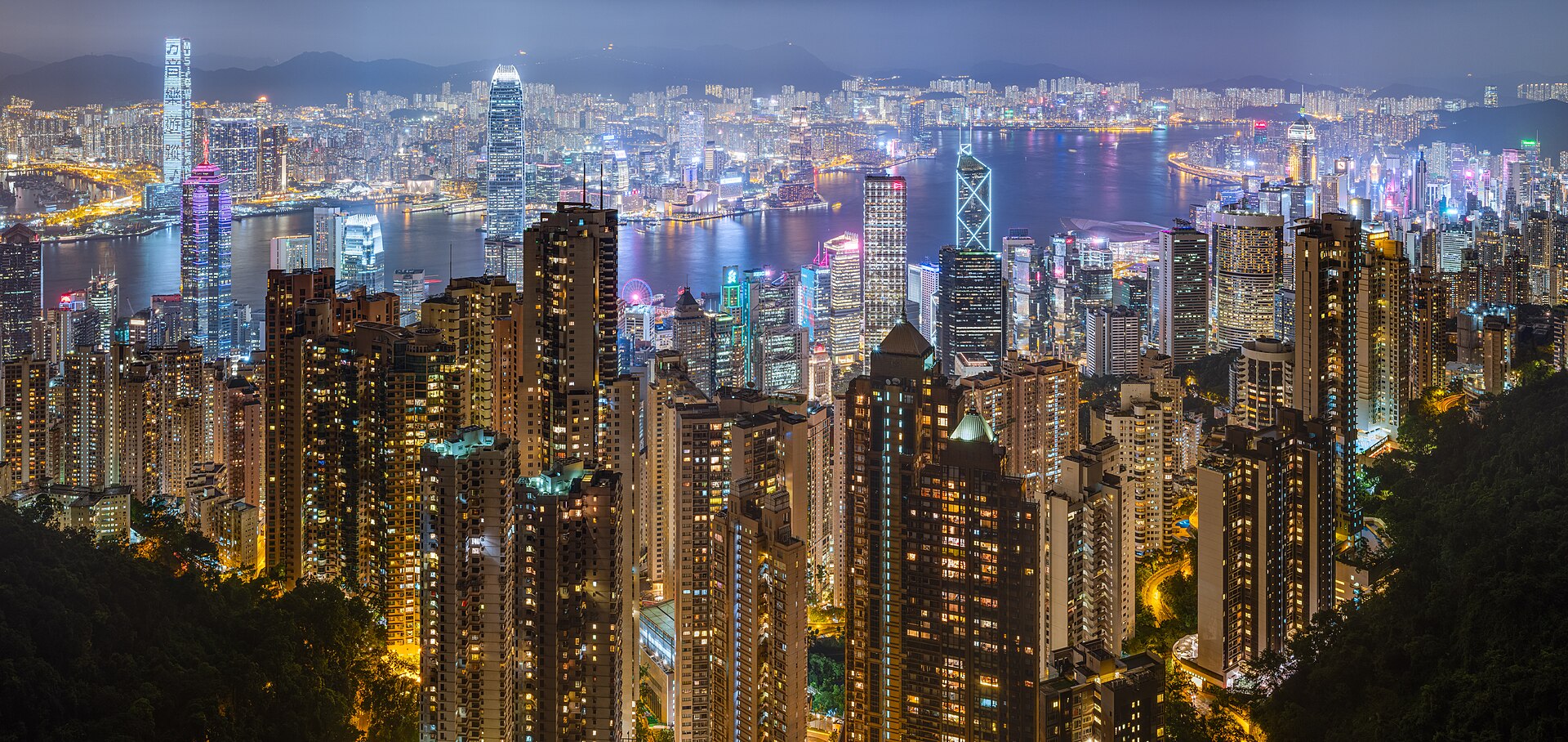 金融中心摩天楼与城市天际线